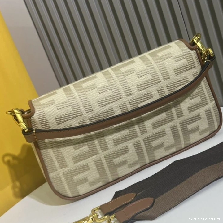 Vintage HOT Motif Baguette FF Canvas Beige Medium Fendi In Bag 0730